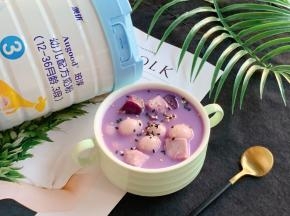 将芝麻用煎锅干炒熟，撒到紫薯芋头小汤圆上即可