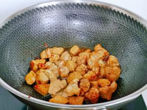 锅中加入少许食用油，再加入冰糖，小火将冰糖炒化至褐色，下入焯水的肉块煸炒，再加入料酒，生抽翻炒均匀。