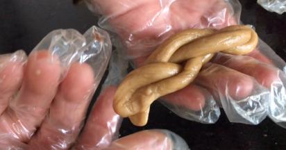 再把两头提捏一起成单麻花，再把毛头塞进圆头里就成了双麻花