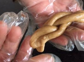 再把两头提捏一起成单麻花，再把毛头塞进圆头里就成了双麻花