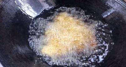 定型后用漏勺轻轻翻动均匀