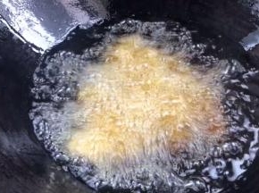 定型后用漏勺轻轻翻动均匀