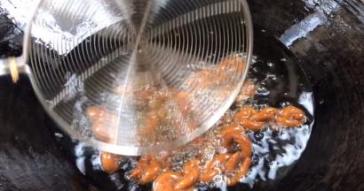 炸至金黄色后，用漏勺敲打麻花，有清脆的声音就可以了