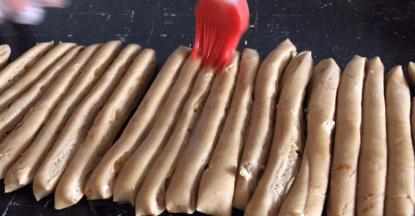 切成小指粗的条状，再刷一层薄薄的油，醒发10分钟以上