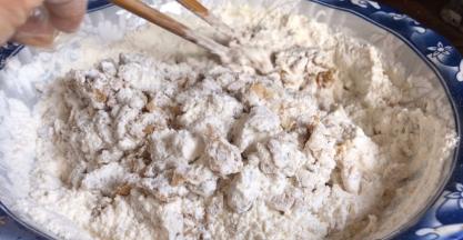 加入面粉拌成絮状