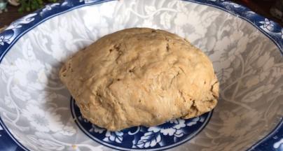 揉成光滑面团，密封发酵半小时左右