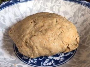 揉成光滑面团，密封发酵半小时左右