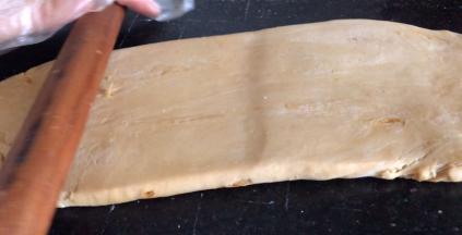 半小时后取出面团，擀成半指厚的饼皮
