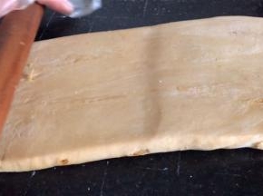 半小时后取出面团，擀成半指厚的饼皮
