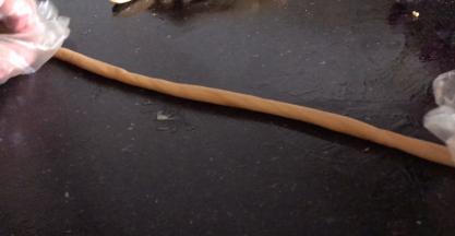 10分钟后把面条搓成小长条，再把两头相对搓拧巴