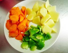 1 土豆胡萝卜青椒切块备用。