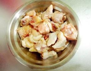 2 鸡翅根切小块。