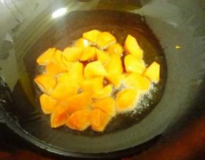 4 起油锅，放入胡萝卜煸炒