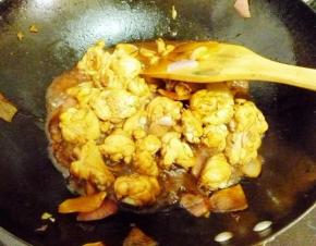 6 留适量油，放洋葱煸炒出香味