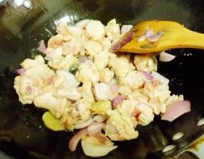 5 再放入土豆油煎一下盛出。