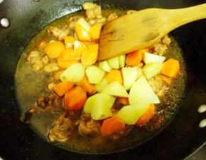 8 加料酒、生抽、老抽翻炒均匀