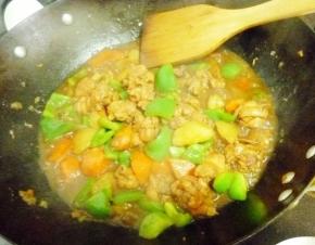 9 加开水没过鸡肉，烧开后撇去浮沫