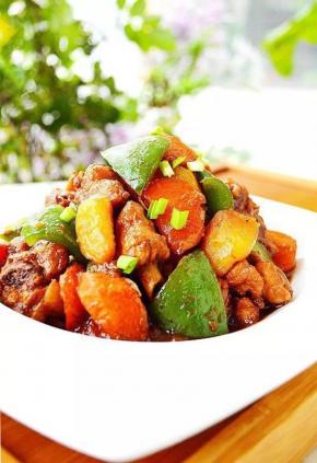 10 焖30分钟左右，加胡萝卜块和土豆继续焖至胡萝卜土豆软烂