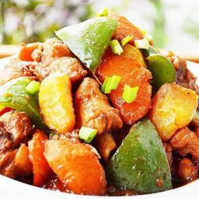 11 最后加青椒翻炒均匀，大火收汁   摆盘完成