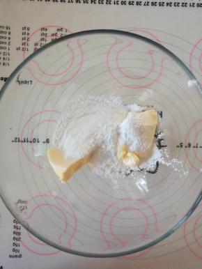 2、黄油加糖粉拌匀后用电动打蛋器打发到微微发白蓬松的状态。
。