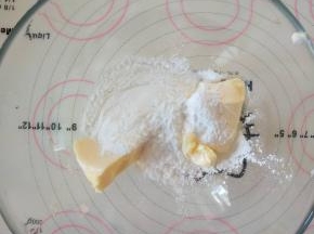 2、黄油加糖粉拌匀后用电动打蛋器打发到微微发白蓬松的状态。
。