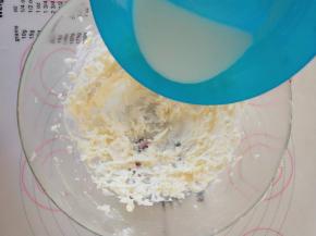 3、分次加入牛奶搅打均匀。