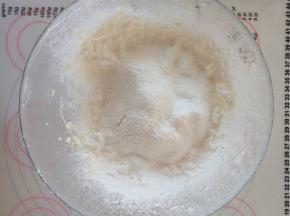 4、加入过筛的低粉拌成无干粉的颗粒状。