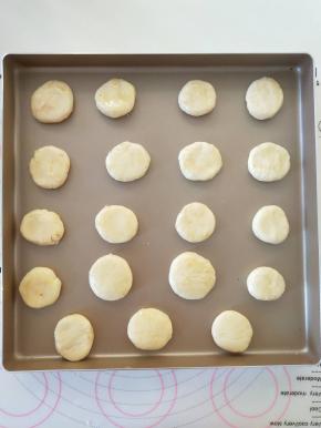 7、分割成每个12克的小面团。放在学厨9055金盘中，撮圆压扁，表面刷蛋黄液
可