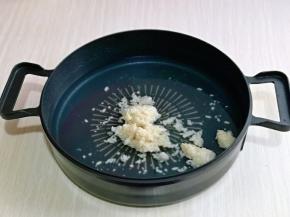 锅中加入纯净水，再加入酒酿。