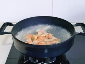 烧开后下去木瓜。(我选用的木瓜是比较生的，如果选较熟的要最后放呦)