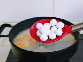 再加入小圆子，圆子的量可以按个人胃口增减。