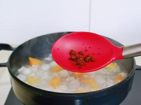 加入红糖，如果不喜欢红糖，放冰糖也可以。