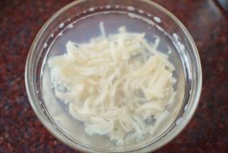 干贝洗净后撕碎用清水浸泡