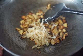 然后放入干贝丝一起炒出来香味