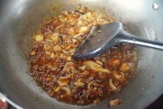 将调好的酱汁倒入锅中翻炒均匀