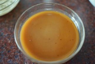 将蚝油、生抽、盐、白砂糖、鸡粉和泡干贝的水一起倒入碗里搅拌均匀