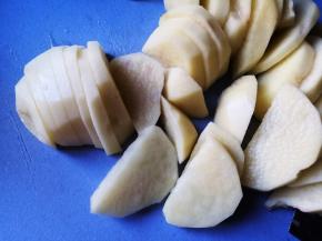 将土豆去皮切片