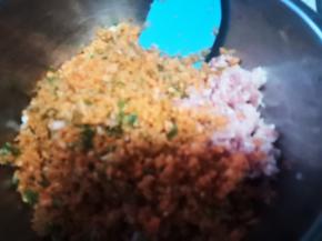 胡萝卜搅碎，加入肉馅，再加适量葱末、油、盐和老抽