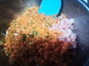胡萝卜搅碎，加入肉馅，再加适量葱末、油、盐和老抽
