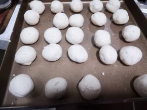 将面团分成等大的小剂子，搓圆