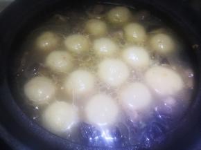 锅里放配菜煮开后放入土豆丸子，煮至浮起即可