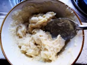 将榴莲果肉去籽，捣烂