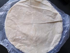 将手抓饼用刀切成4等分