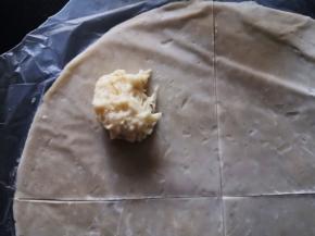 在每等分上放榴莲