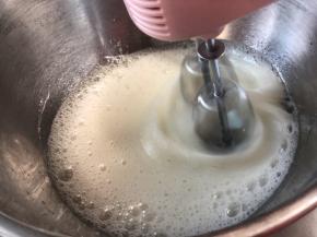 蛋白入无水无油的盆中，加入盐和几滴醋或柠檬汁，开始打发，分三次加入50克白糖～糖不可低于30克，否则影响打发～同时预热烤箱150度