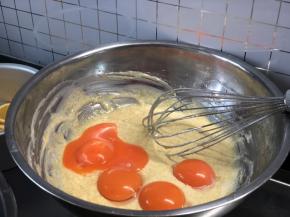 分离蛋黄蛋清，蛋黄加入橙皮面糊中