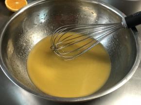 橙汁，10克糖，玉米油～充分搅拌均匀融为一体