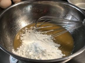 过筛加入玉米淀粉低粉