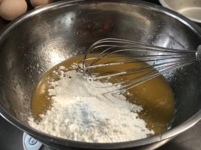 过筛加入玉米淀粉低粉