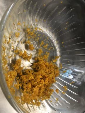 这是两个橙子的皮屑～由于我的橙子个头比较小～如果你用那种个头大的脐橙，一个顶我这两三个啦～